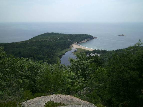 Sand Beach, vista do alto da trilha Beehive, no Acadia National Park, no Maine, nos Estados Unidos